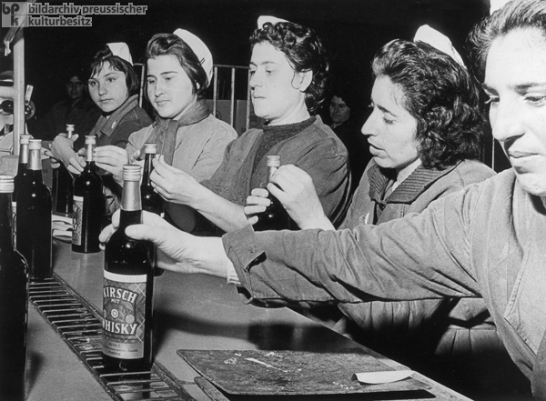 Griechische Gastarbeiterinnen in einer Hamburger Spirituosenfabrik (1963)
